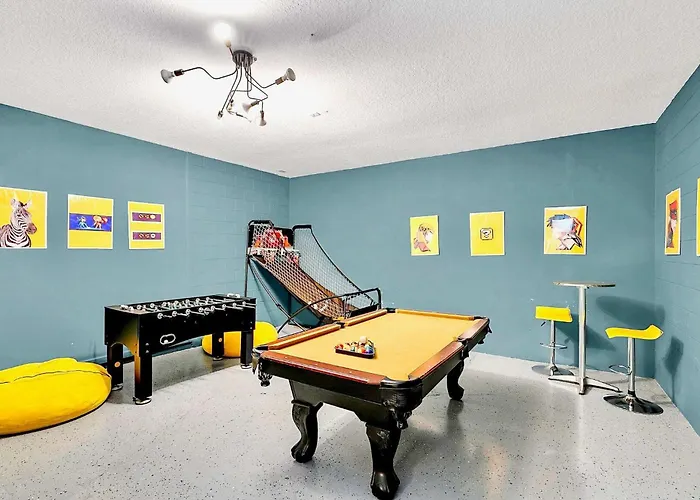 6Br Luxury Home W Pool Hot Tub And Games Room